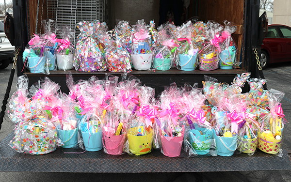 Alumni Association Cabinet delivers Easter baskets to SCAN